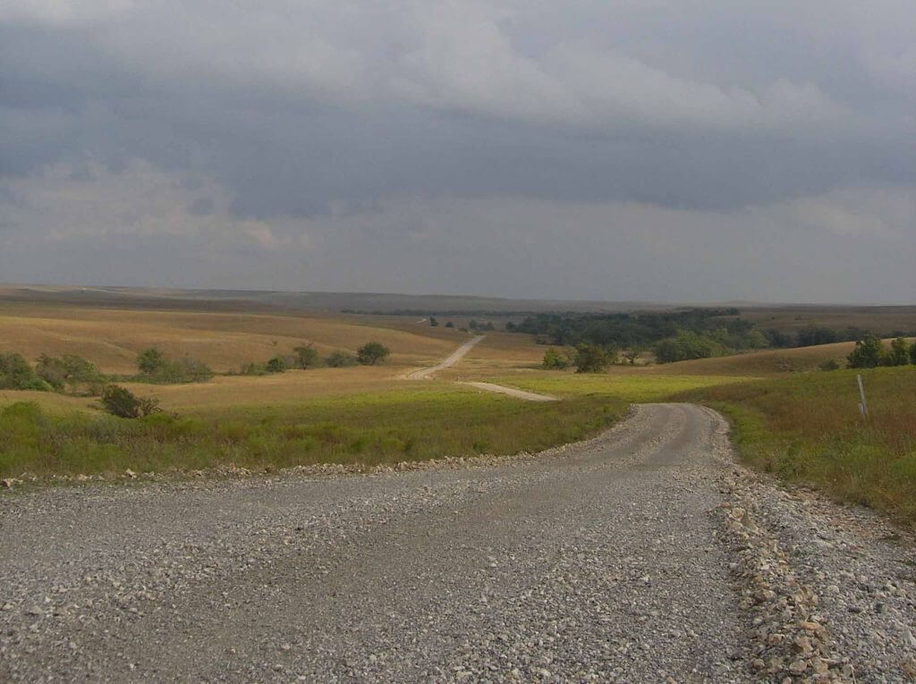 一條通往地平線的道路，象征著藝術商務之旅