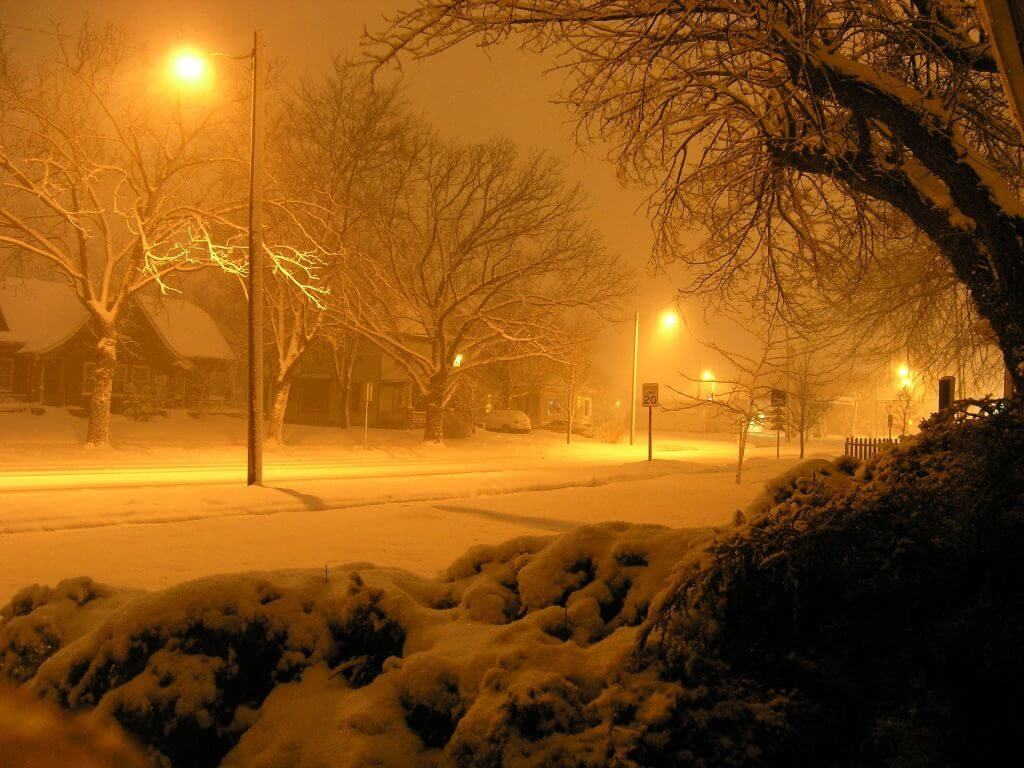 白雪皚皚的冬天街道上閃爍的路燈